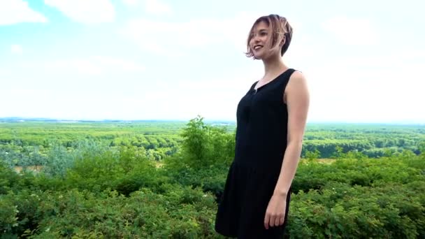 Uma jovem a passear no parque. Mulher andando em vestido casual . — Vídeo de Stock