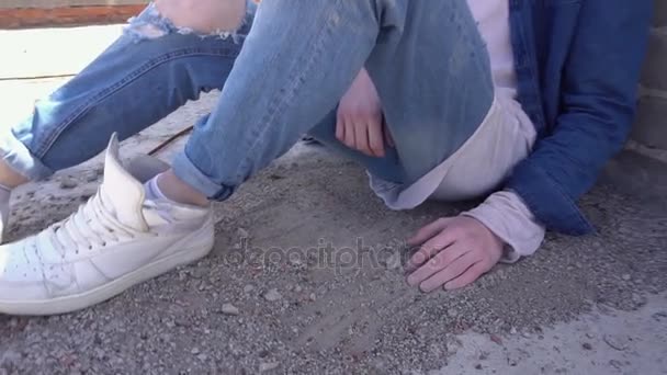 Jovem elegante ruivo sentado no chão de um telhado com roupas de ganga e jeans rasgados — Vídeo de Stock