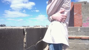 Cityscape ve mavi gökyüzü arka plan üzerinde çatıda duran Kızıl saçlı adam