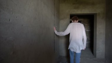 Umutsuz adamın terk edilmiş binaya girer