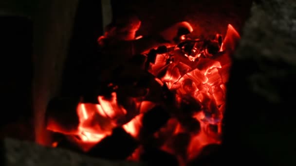 Quemando carbón. Acercamiento de carbones calientes rojos brillaban en la estufa . — Vídeos de Stock