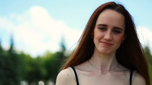 Кавказская девушка улыбается и смеется — стоковое видео