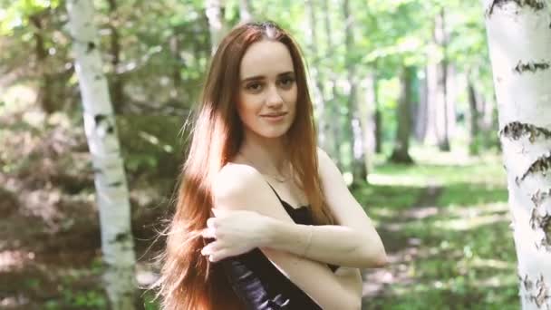 Jovem modelo feminino posando em um bosque de bétula — Vídeo de Stock