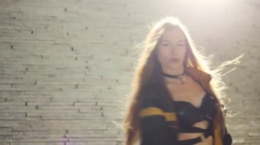 Uzun saç dans olan güzel kadın go siyah dansçı geceleri açık ayarla