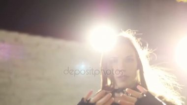 Deri iç çamaşırı tarafından beyaz spot ışıklı dans go-kız