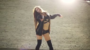 Genç güzel kadın go-go dansı çok şehvetli siyah dansçı ayarla açık geceleri