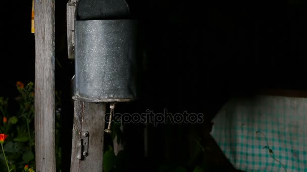 Gota de agua del lavabo de la calle — Vídeos de Stock