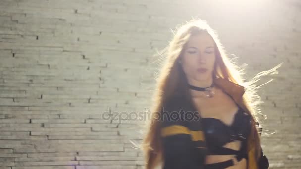 Giovane bella donna con lunghi capelli danza andare in nero ballerino set all'aperto di notte — Video Stock