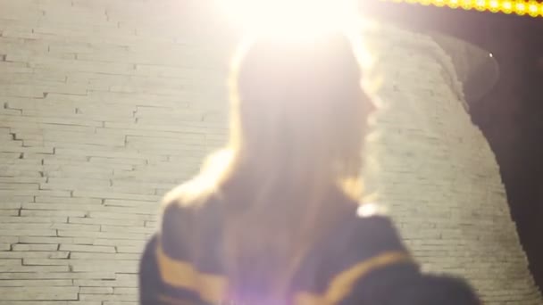 Go-go fille dansant en sous-vêtements en cuir illuminé par projecteur blanc — Video