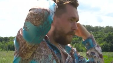 Sakallı adam onun saç modeli açık havada ayarlar