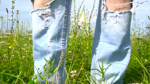 Розрізані чоловічі джинси людини — стокове відео