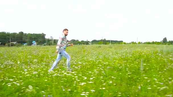 Man is runnig across the field — Stock Video