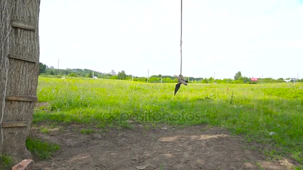 Een schommel touw hangt aan een boom — Stockvideo