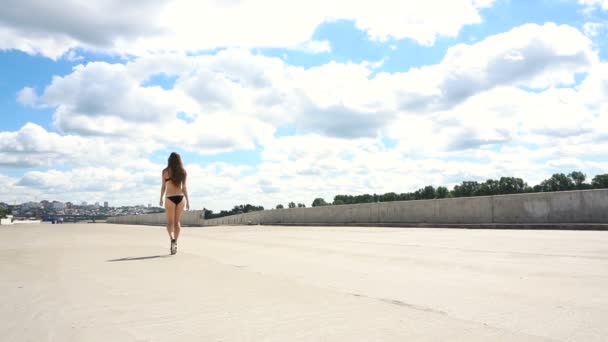 重量の損失と体のイメージ コンセプト。屋外に自信を持って完璧なフィット体を歩く女性 — ストック動画