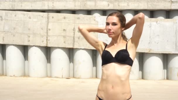 Mladá sexy žena ve spodním prádle opravuje účes — Stock video