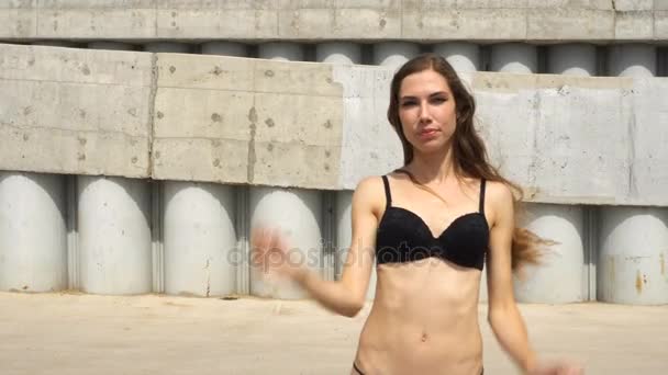 Perdita di peso e concetto di immagine del corpo. Donna con corpo perfetto camminare fiducioso all'aperto — Video Stock