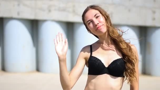 Olá, Olá, Mulher de Bra Waving Hand, Bem-vindo, Ao ar livre — Vídeo de Stock