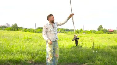 adam 30 yaşında salıncakta atlar