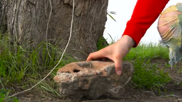 Mannenhand en leg op grond van de steen — Stockvideo