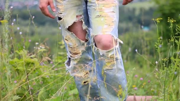 Piernas masculinas en vaqueros rasgados al aire libre — Vídeo de stock