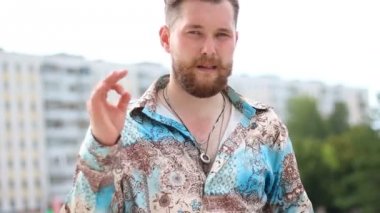 A Ok sağ eliyle söyleyerek tam sakallı bir genç hipster adam portresi.