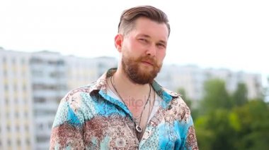 Başarı, beyaz yakışıklı delikanlı zafer işareti jest