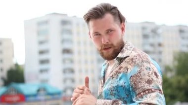 Kamera önünde hava Delme tişörtlü beyaz yakışıklı adam kalın ve gülümse