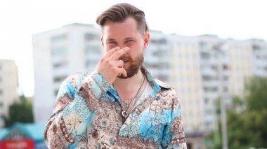 Sakallı adam seni izliyor