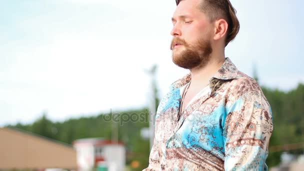 Homem bonito barbudo em estado meditativo — Vídeo de Stock