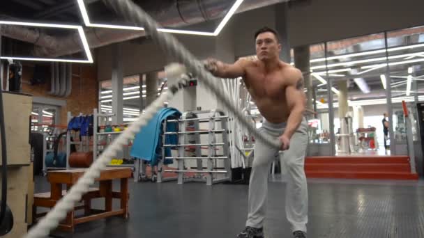 Ισχυρός άνδρας που εργάζονται έξω με σχοινιά μάχη σε ένα γυμναστήριο. — Αρχείο Βίντεο