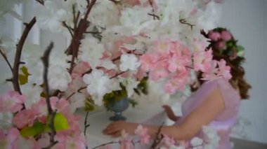 Hamile bir kadın şöminenin yanında duran ve Lüks Oda aynaya bakarak