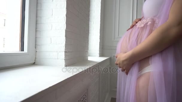 Krásná těhotná žena hladí její břicho. — Stock video