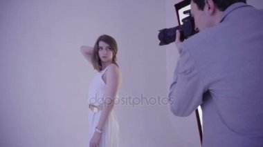 Fotoğraf stüdyosu fotoğrafçı ve güzellik kadın modeli.