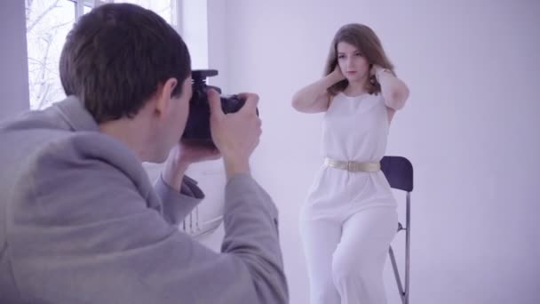 Bela menina posando para uma fotografia - bastidores da fotosessão — Vídeo de Stock