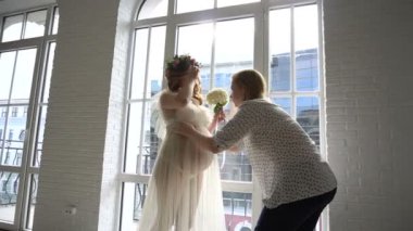 sahne arkası işlem stilist model çekim için hazır hale getirilir