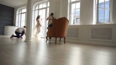 sahne arkası işlem Yardımcısı model çekim için hazır hale getirilir