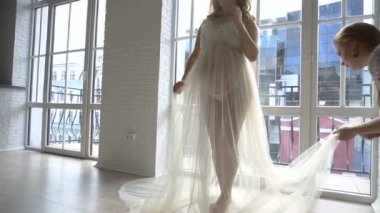 sahne arkası işlem Yardımcısı model çekim için hazır hale getirilir