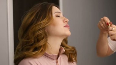 Makyöz makyaj kirpik genç bir kadın yapar..