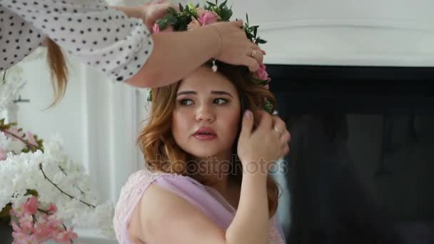 Assistant take off floral head wreath off model head — Stock Video