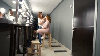 Makyaj sanatçısı dudaklar kız için boyalar.