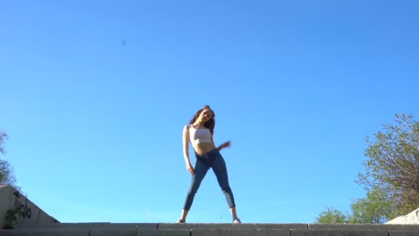 Young beautiful girl dancing in a park — Stock Video