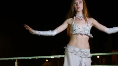 Güzel dansöz, gece.