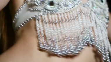 Ve oryantal kızın yakın sutyen dans oryantal dans, Arap kadın dans, seksi dans.
