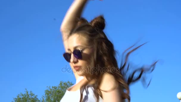 Портрет танцующей девушки на фоне голубого неба — стоковое видео