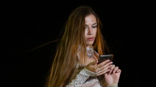 Bella ragazza in costume orientale utilizza smartphone — Video Stock