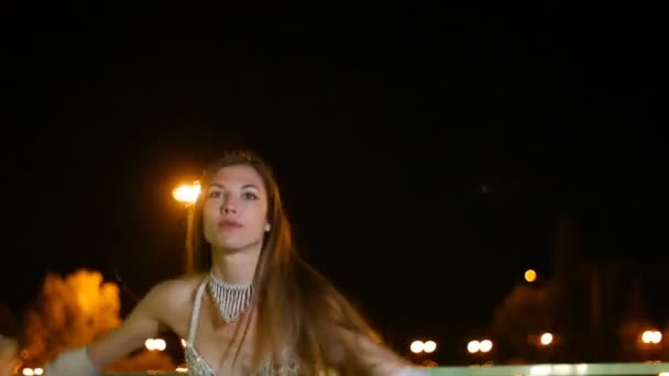 Hermosa chica en traje oriental está bailando danza fan en la noche al aire libre — Vídeos de Stock