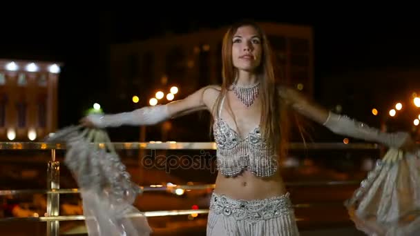 Keleti jelmez a gyönyörű nő táncol fan tánc éjjel szabadtéri — Stock videók