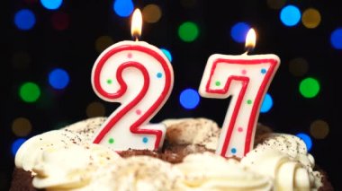 27 numaralı pasta - 27 doğum günü mum yakma - darbe üzerine dışarı vasıl belgili tanımlık son. Arka plan bulanık renk