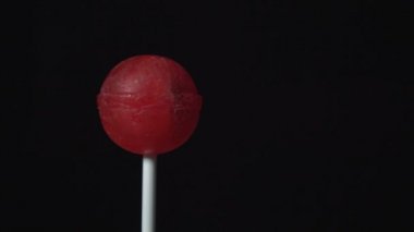 Plastik çubuk üzerinde şeker döndürme Ball siyah arka plan üzerine form olarak