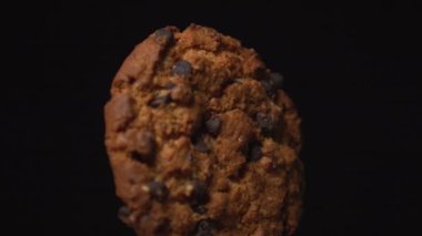 siyah bir arka plan üzerinde çerez çikolata ile döner